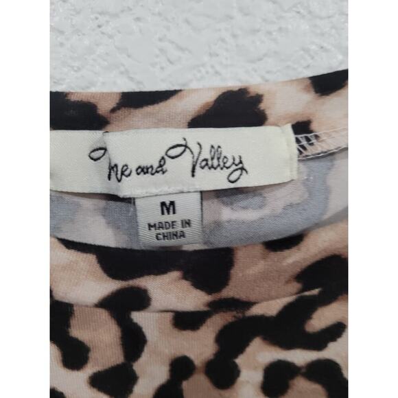 Me and Valley Women's Animal Print Cheetah Shirt Blouse M Ruched Sleeves #15 - Picture 3 of 5